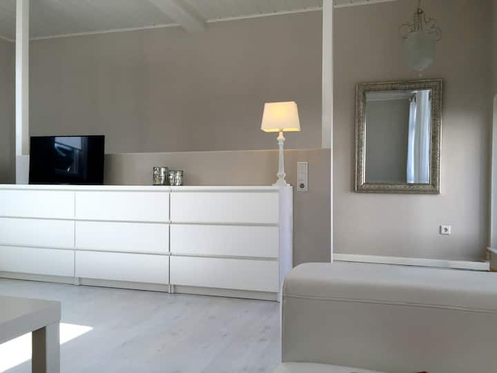 На първия етаж. Тук можете да стигнете до стълбите до всекидневната.