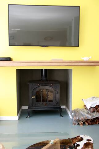 Family home in a forest setting. gallery image 3