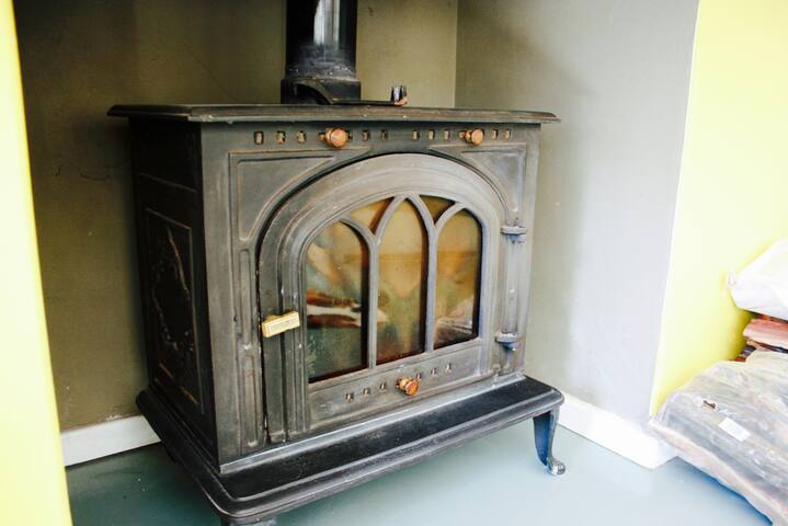 Family home in a forest setting. gallery image 4