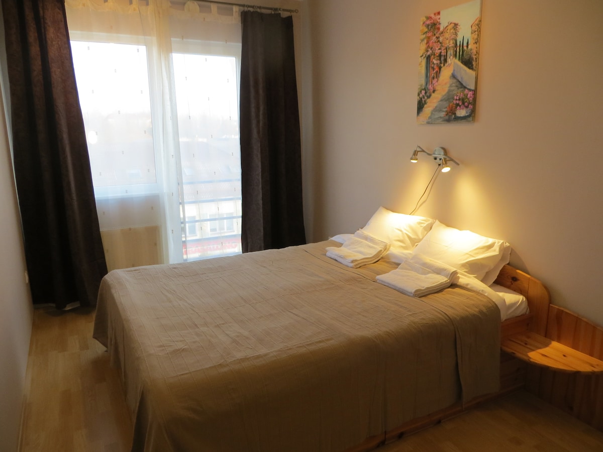 La chambre dispose d'un grand lit 200*160, ce qui est vraiment confortable pour dormir. Le lit dispose de rallonges des deux côtés pour mettre votre livre que vous venez de lire. Il y a également des prises murales à proximité pour recharger votre téléphone.