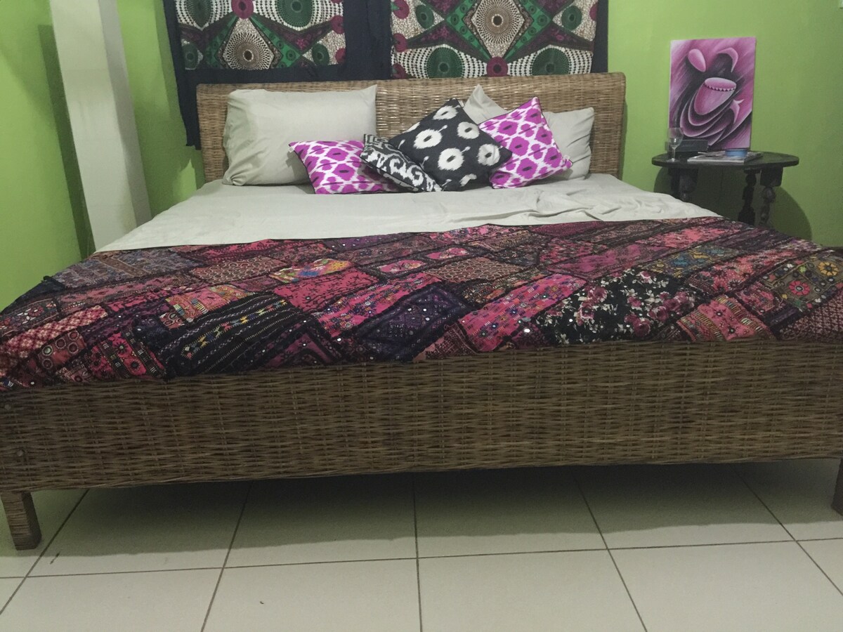 Спалня 5 - лимоново зелено помещение. Суперголямо двойно легло. 