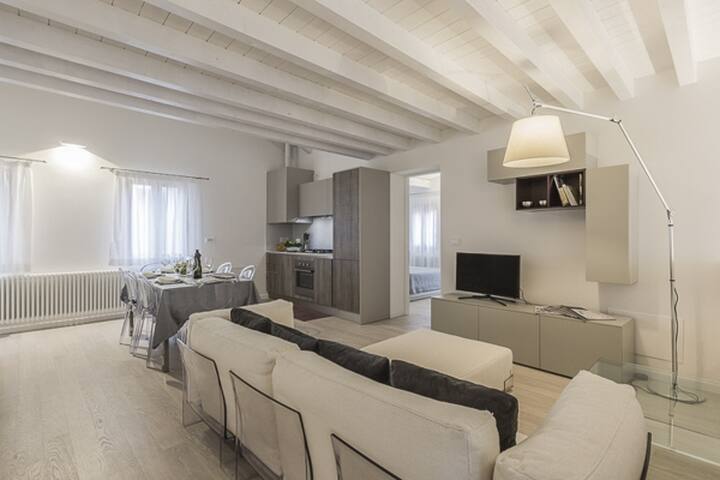 Ca’ Rossini 2 Apartment for 4 Guests gallery image 3