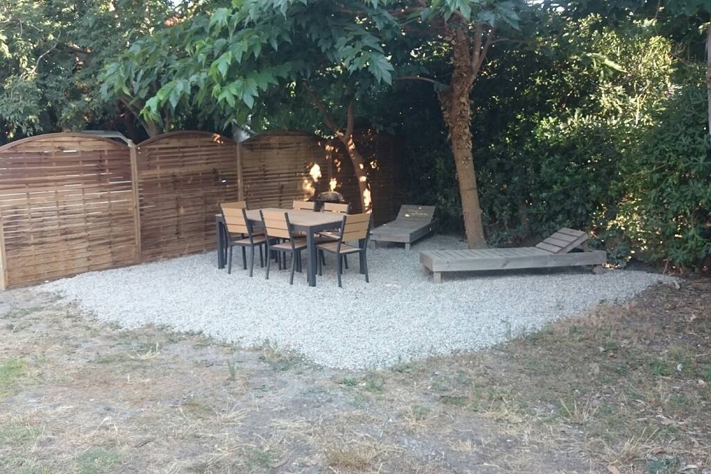Jardin avec coin terrasse