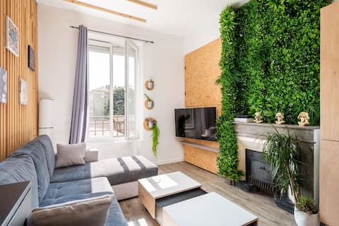 Popular Airbnb listing: Cozy 2-bedroom apartment with transport, restaurants & shops in Vénissieux