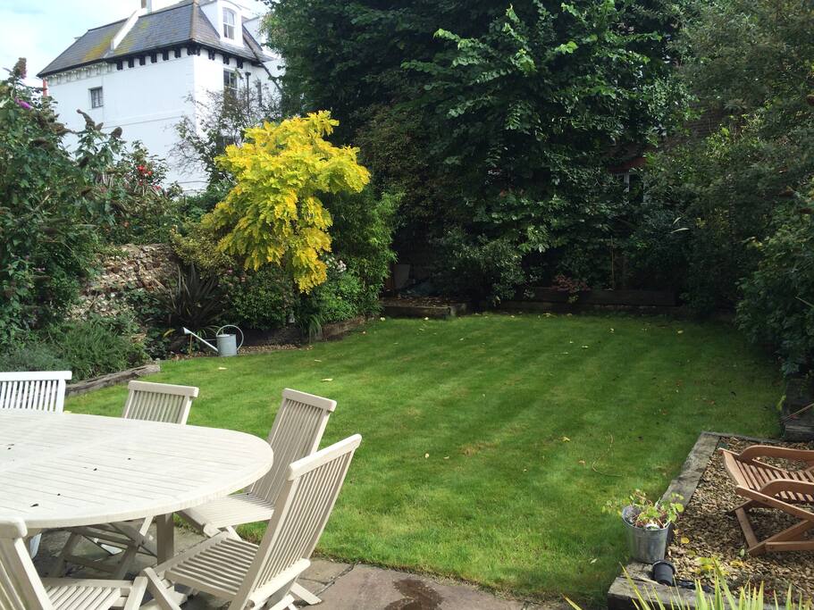 The large secluded rear garden is a safe haven from city life. There's rear seating for up to ten, for those al fresco moments.