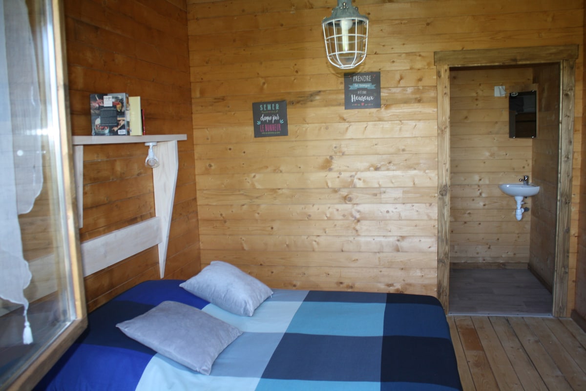 חדר שינה ראשי עם חדר הלבשה וכיור