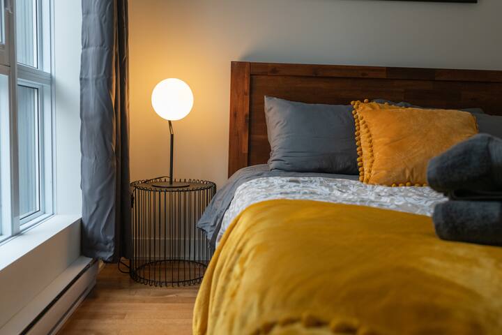 Opulent 2BR Suite Downtown | Walk to Old-Port gallery image 2