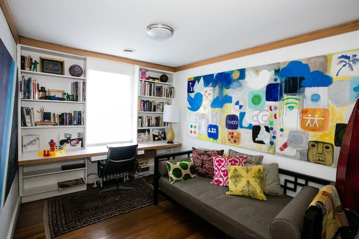 Opustite se ili obavite neki posao u radnoj sobi s ogromnim ugrađenim radnim stolom i policama punim knjiga, igara i zabavnih predmeta.