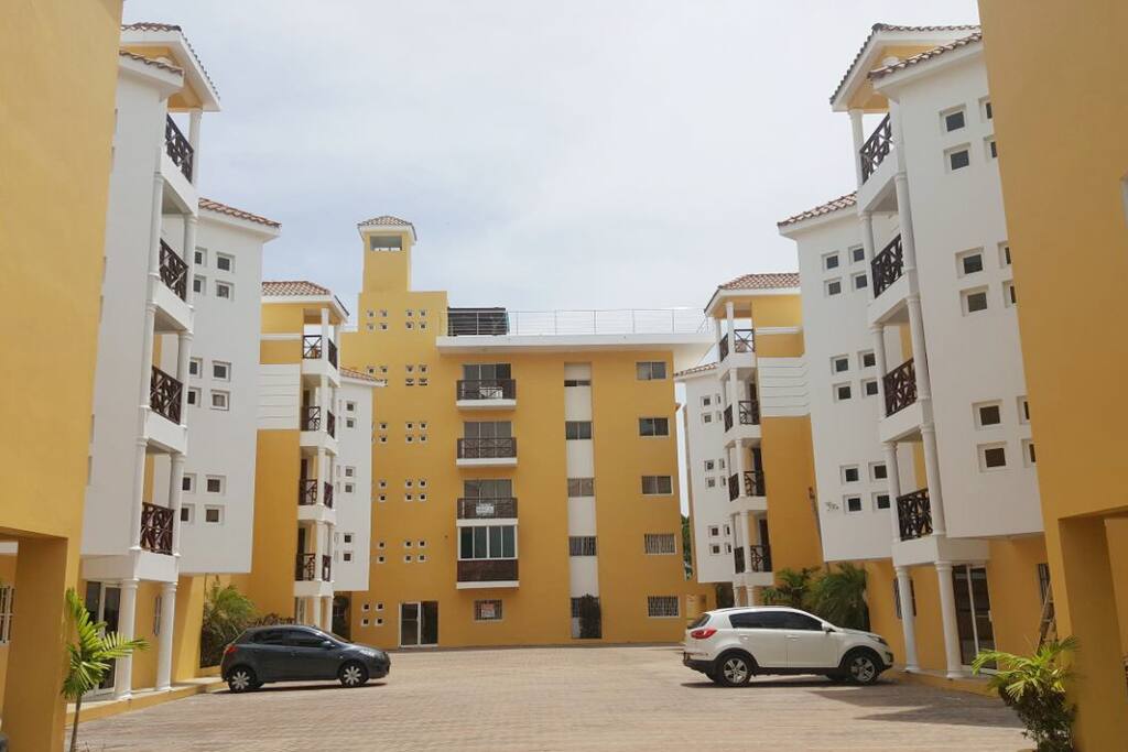 El estudio consta de una habitacion con sala comedor, con sofa cama, cocina y balcon. Tiene un bano. El bloque donde esta el apartamento está en el tercer piso con vista parcial al mar. Tambien en la 6ta planta esta el area comun con terraza, piscina y barbecue. El apartamento esta completamente amueblado