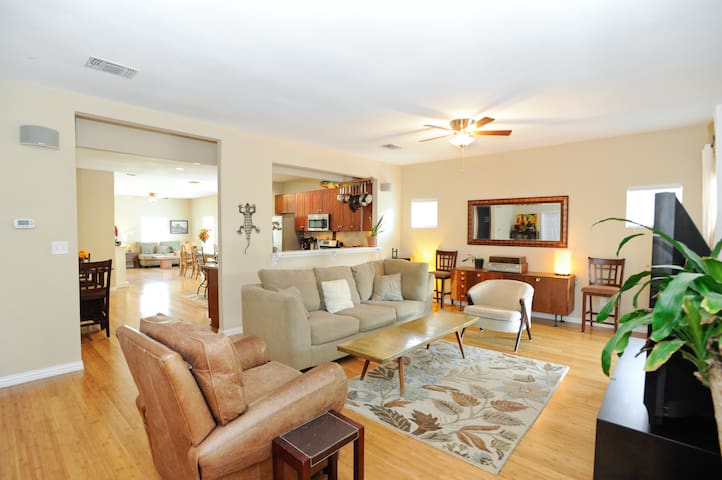 Downtown Central Austin East – HUGE HOUSE