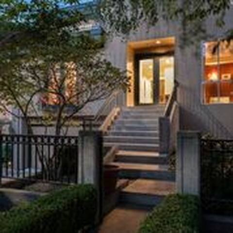 Flawless City and Mountains Views in West Seattle gallery image 4