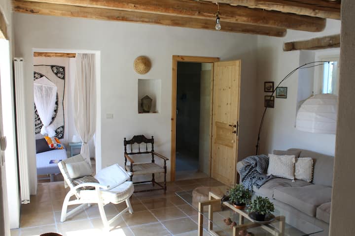 La espaciosa y espaciosa sala de estar.