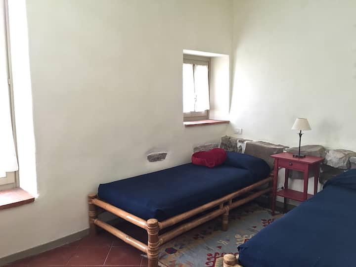 Begane grond – de slaapkamer met twee eenpersoonsbed
*****
Begane grond – de tweepersoonskamer