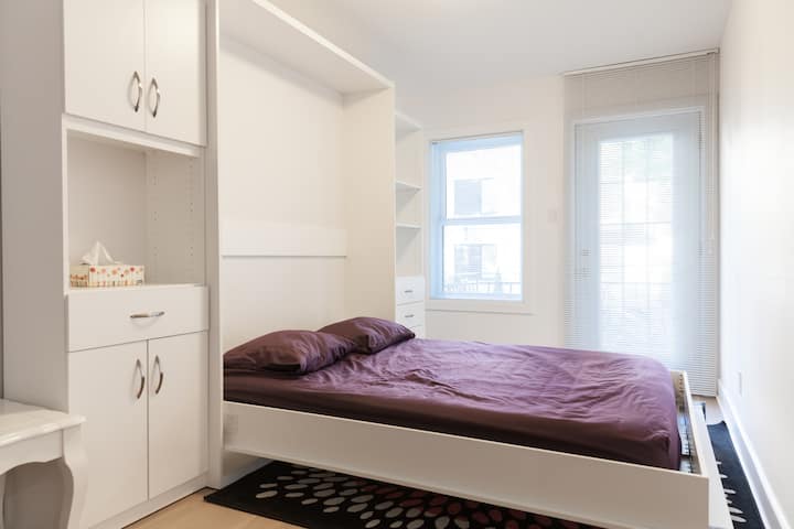 Deuxieme lit 1,55m/2m escamotable avec rangements / Murphy queen bed with storage