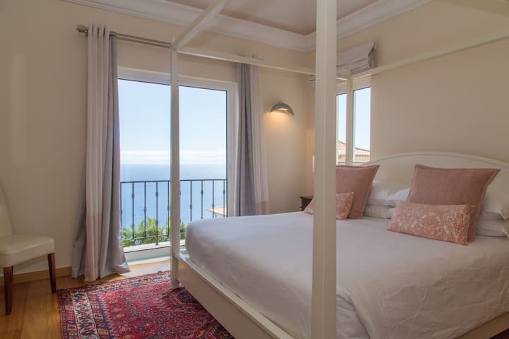 Cama romántica y cómoda con dosel