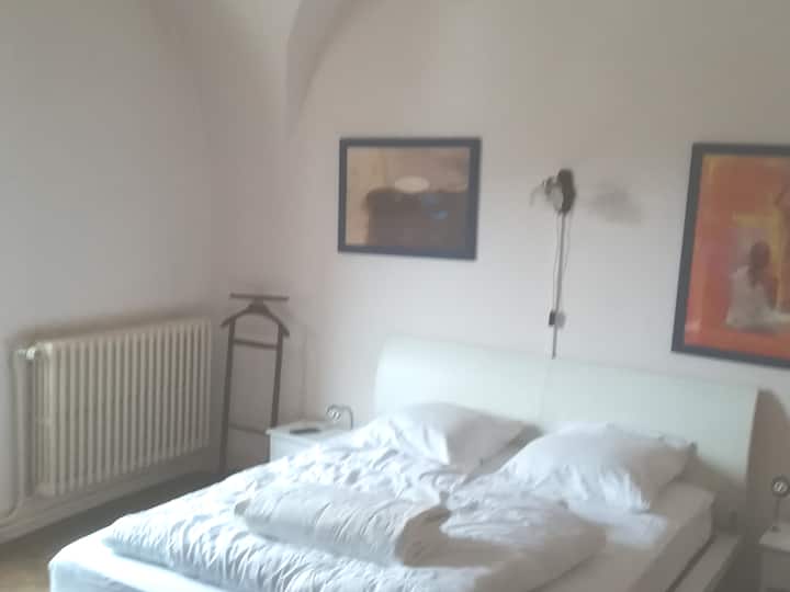 Chumba cha kulala cha ghorofa ya chini, kitanda 200 kwa 160 