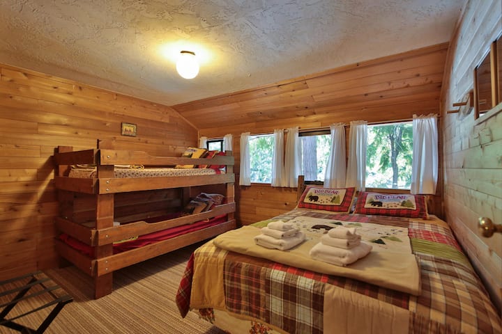 غرفة النوم 1:  سرير بحجم كبير وسرير بطابقين