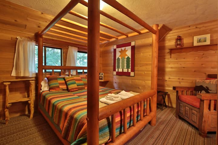 غرفة النوم 4:  سرير بحجم كبير بمظلة