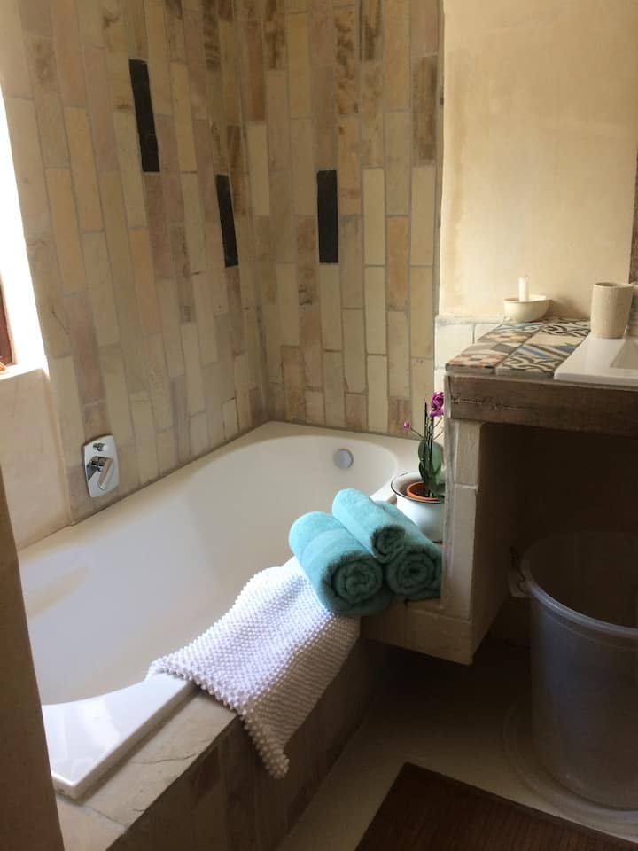 vlastná kúpeľňa s hlavnou spálňou a sprchovacím kútom.