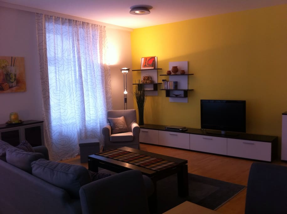 Wohnzimmer mit Fernseher. - kein Fernsehanschluss, aber Internetanschluss.