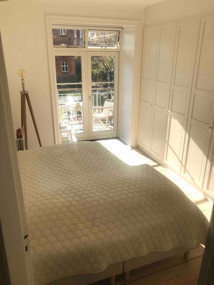 Krasna i velika spavaća soba s izlazom na balkon 