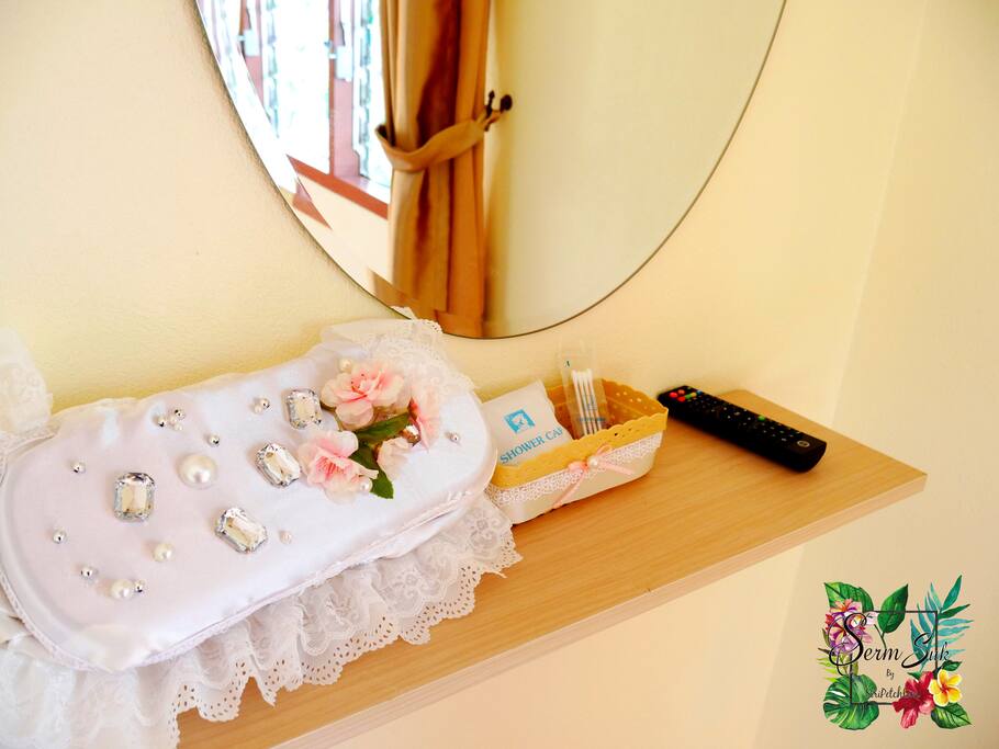 mirror and tissuebox