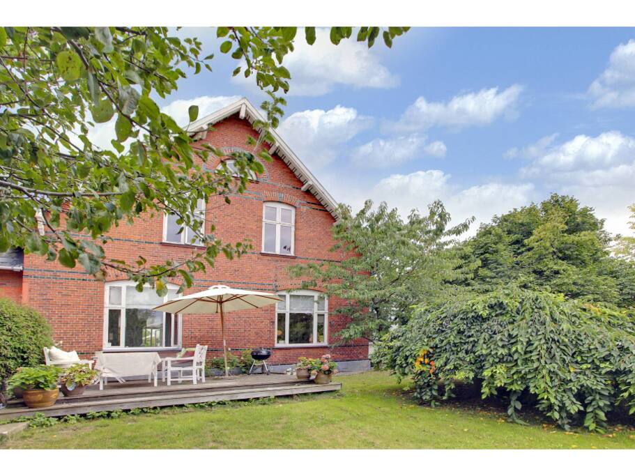 Large garden with deck for bar-b-que