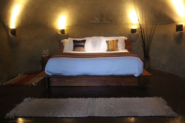 Eco Lodge: Earthship Patagonia w/ Stunning Garden