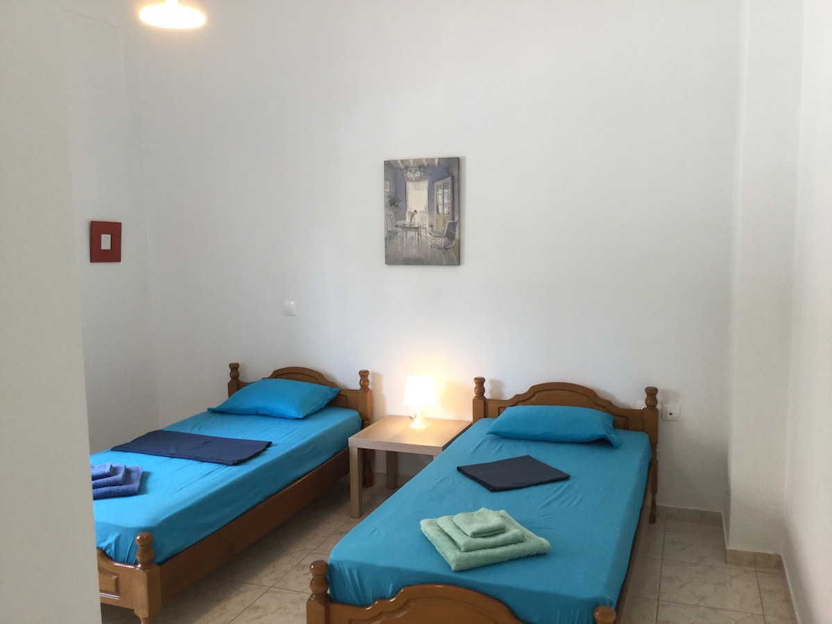 Chambre à coucher n °2 . Deux lits simples.