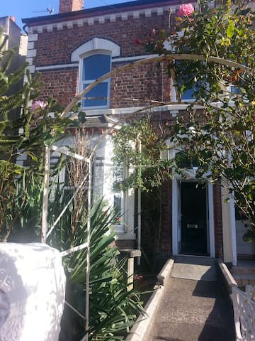 Beautiful 6 bedroom house on coast