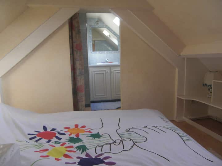 habitación con cama de 140 cm