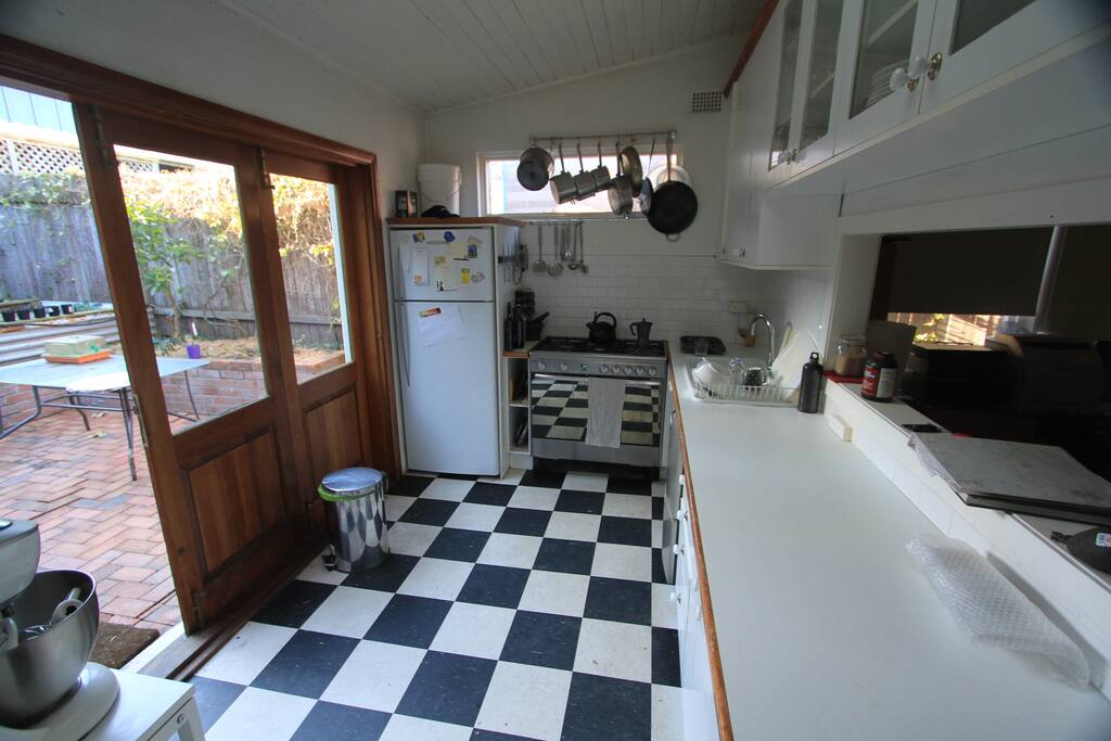 Spacious Modern Kitchen to share