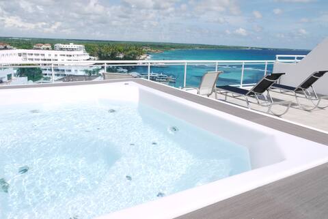 Luxury Beachfront Penthouse with Jacuzz