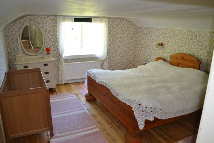 Მთავარი საწოლი ოთახი დიდი საწოლით (180 x 200 სმ) და საწოლით.