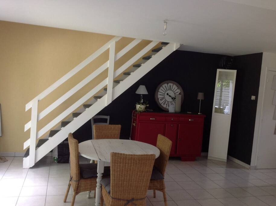 Séjour donnant sur terrasse avec salon de jardin