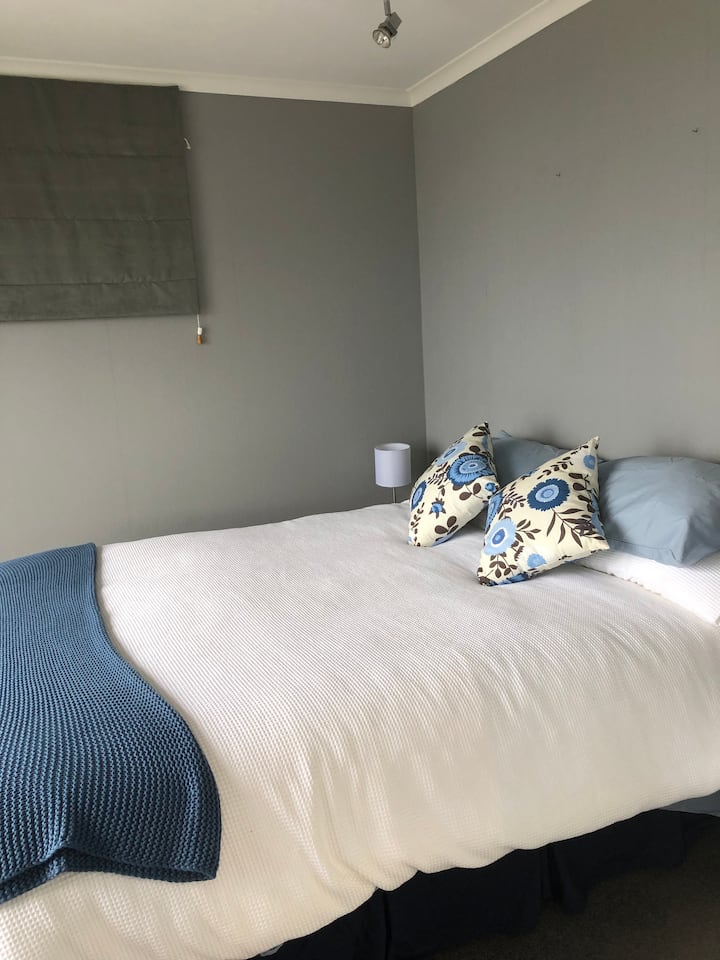 Main bedroom with views out to the sea Queen size bed