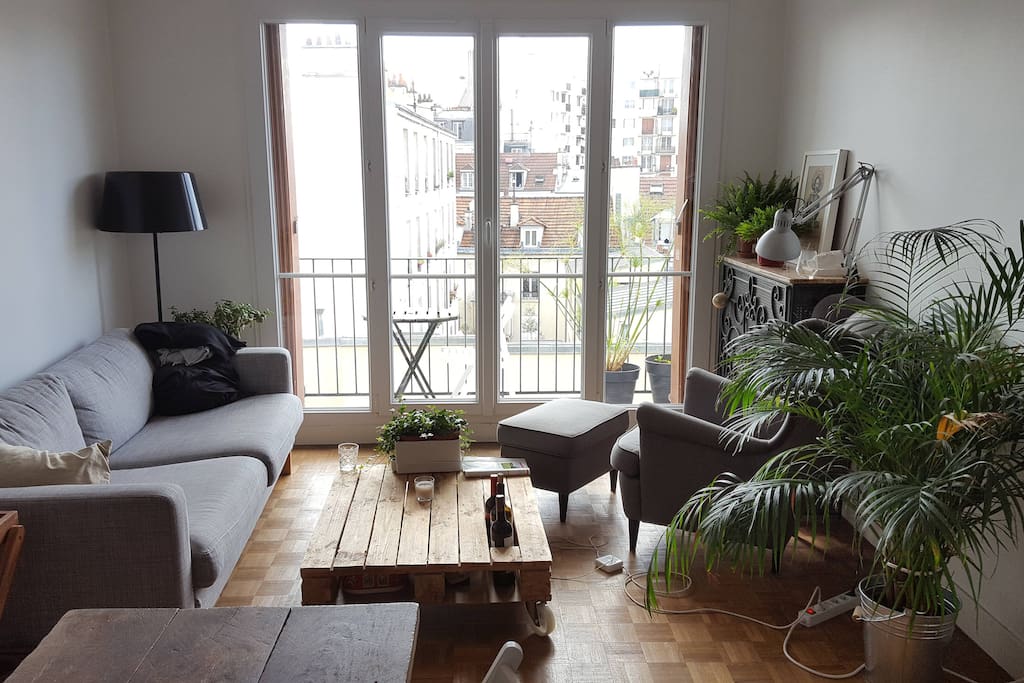 Vue depuis le salon sur le balcon ensoleillé pour prendre petit déjeuner!