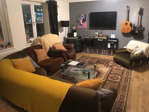 Successful Airbnb property: * Mickey's city pad! * in Butetown