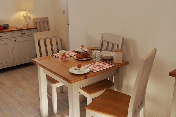 Dining Table. Extends and seats 4