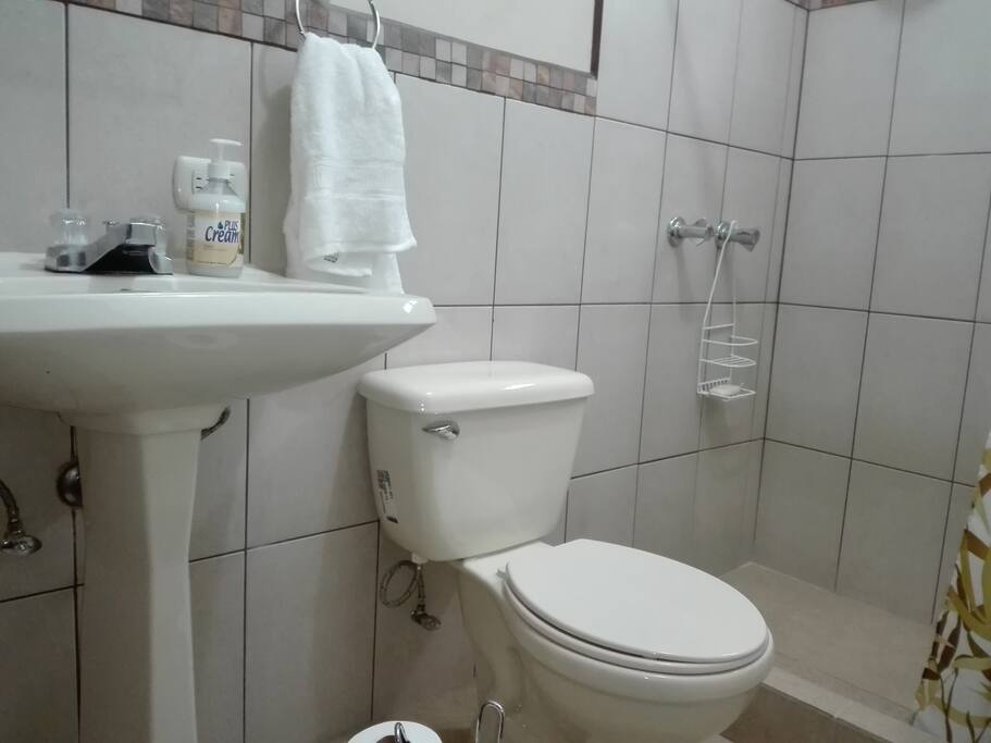 Baño equipado, ducha con agua caliente y fría, walking closset.