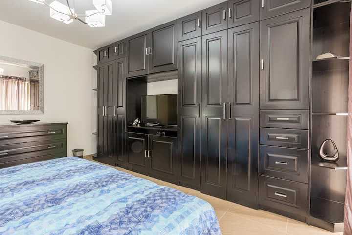 ห้องนอนหลักพร้อมห้องอาบน้ำในตัวแบบวอล์คอิน