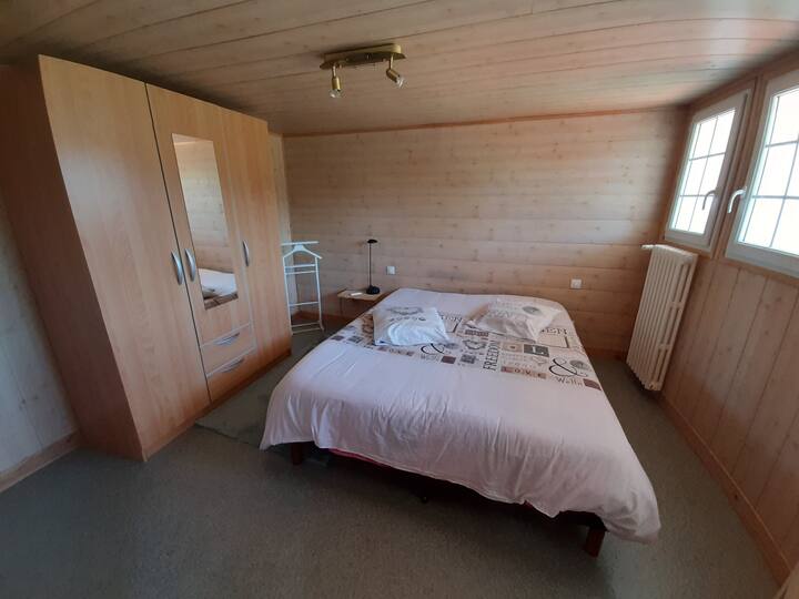 Sábanas incluidas, cama hecha a la llegada. Persianas eléctricas (mando a distancia). Cabeza de cama y patas elevables por mando a distancia. Perchas en el armario.