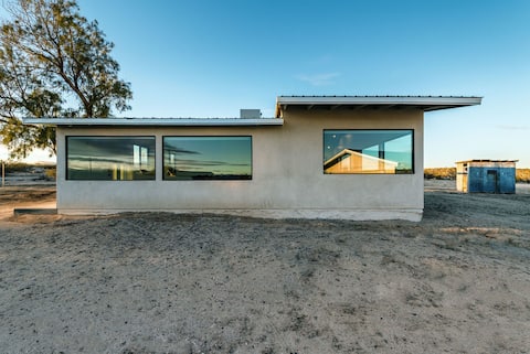 The Joshua Tree House Flamingo + Hot Tub