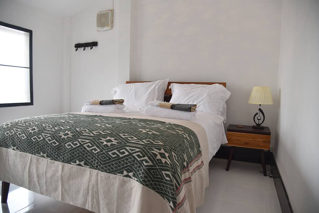 Queen bed with Egyptian cotton linens