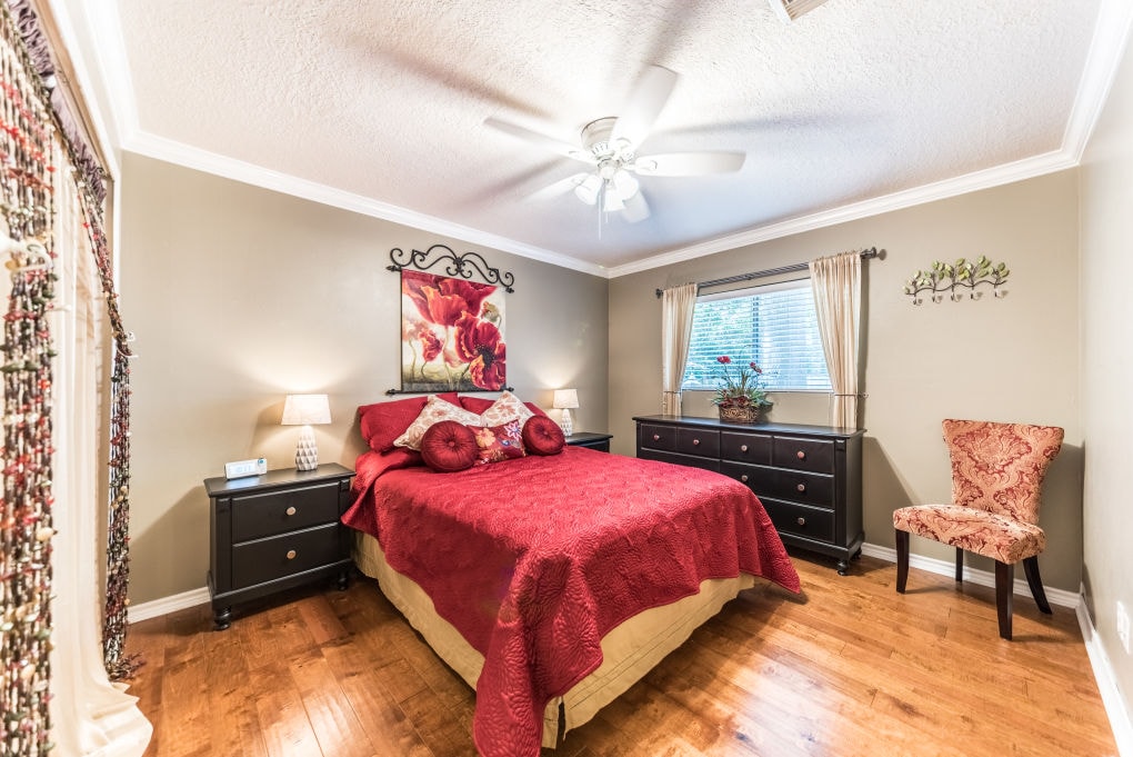 חדר השינה הראשי מרווח עם מגירות וארון בגדים.