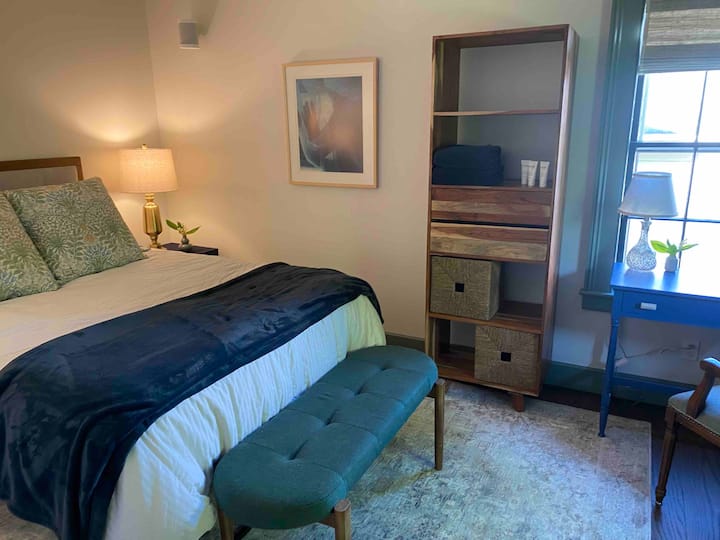 Dhomë gjumi e dytë "queen" me tavolinë dhe piano