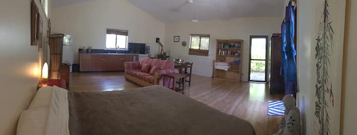 วิวจากเตียง - มีกองไฟที่อบอุ่นในมุมไกล:)