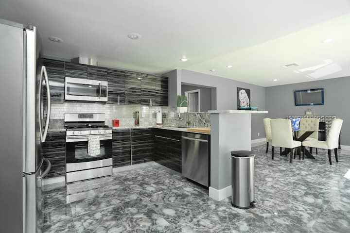 **SANITIZED**ULTRA MODERN VILLA. 5 miles from LVBL