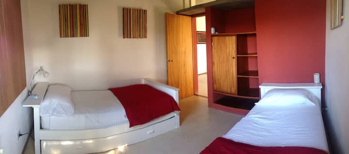 Habitación 2 con 2 o 3 camas.  Se puede convertir en 1 cama tamaño king