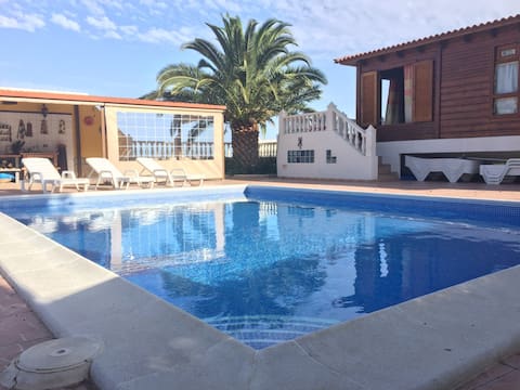 Country house with pool. Sea-mountain view